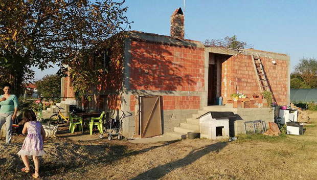 ПОМОЋ СЕДМОЧЛАНОЈ ПОРОДИЦИ: Поштару Салиху завршавају кућу